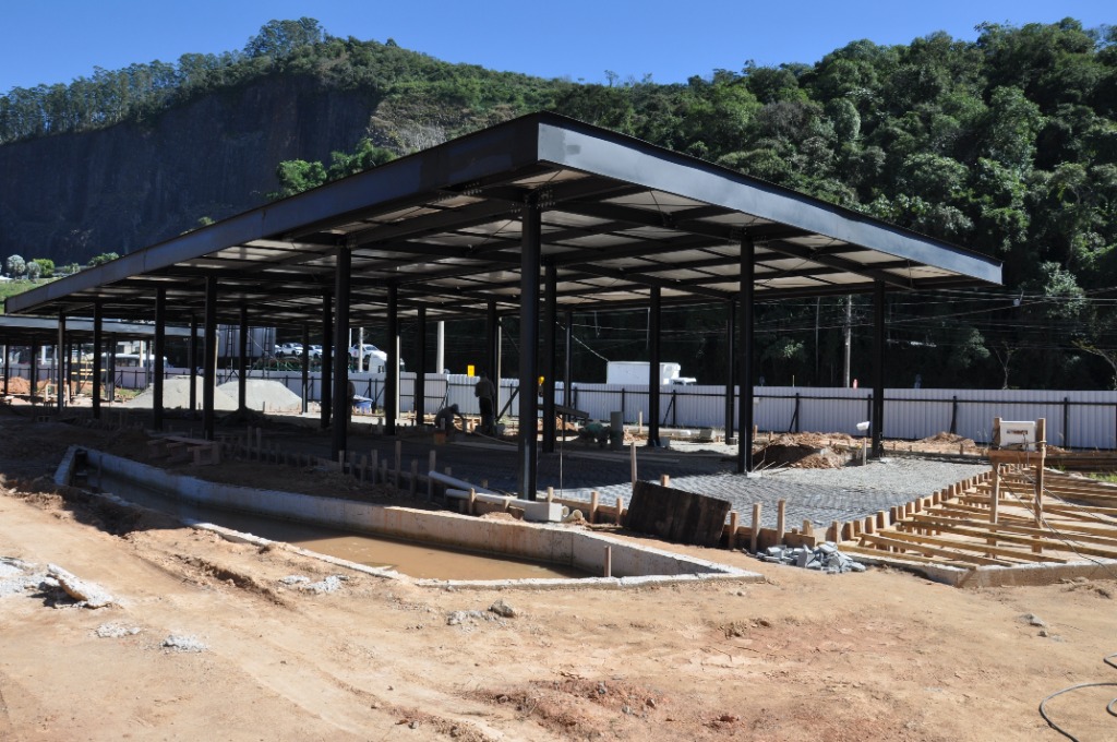 Evolução da obra - Montagem das coberturas metálicas